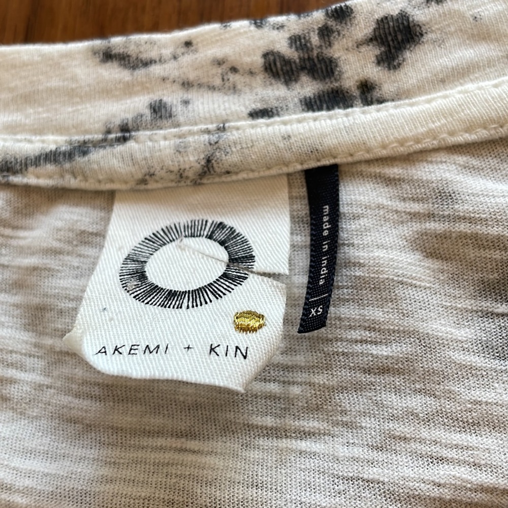 ANTHROPOLOGIE AKEMI + KIN long sleeved asymmetrical T-shirt with flared sleeves. - Picture 9 of 16